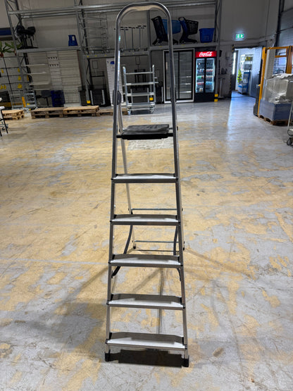 Brukt trappestige 6 trinn – med plattform og bøyle (aluminium)