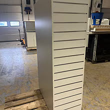 Slatwall display / butikkreol – utstillingsmodul 165 cm (hvit)