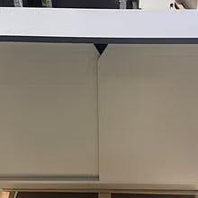 Butikkdisk / resepsjonsdisk med skyvedører – 118 cm bredde