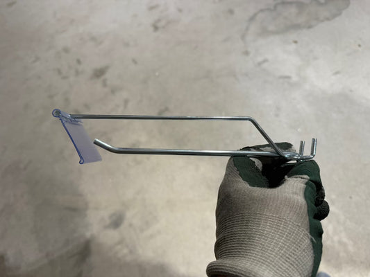 Brukt perfo-pigg med prislappholder – butikkrok for perforert bakplate