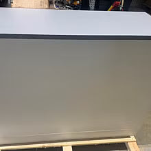 Butikkdisk / resepsjonsdisk med skyvedører – 118 cm bredde