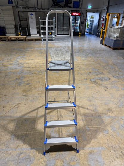 Brukt trappestige 5 trinn – med plattform og bøyle (aluminium)