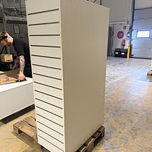 Slatwall display / butikkreol – utstillingsmodul 165 cm (hvit)