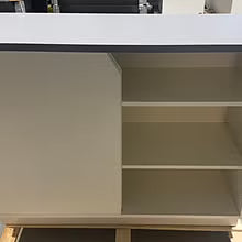 Butikkdisk / resepsjonsdisk med skyvedører – 118 cm bredde