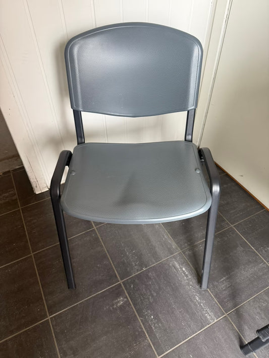 Brukt konferansestol med armlener – stabelbar møtestol (grå)